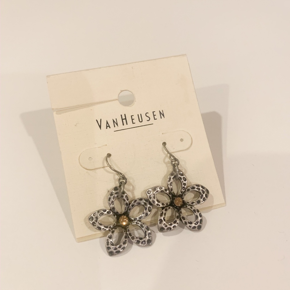 Van Heusen Flower Earrings NWT